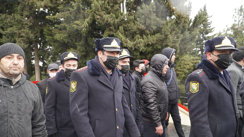 İsti evlərini qoyub, əlləri üşüyən uşaqları ilə şəhidləri ziyarətə gələnlər - FOTOREPORTAJ
