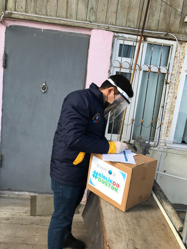 Azərbaycan könüllüləri aztəminatlı ailələrə və tənha ahıllara bayram sovqatları çatdırıblar - FOTO