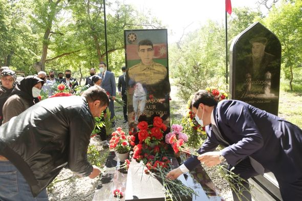 Xaçmazın İcra başçısı Aşağıoba və Aslanoba kəndlərində şəhidlərin məzarını ziyarət edib - FOTO