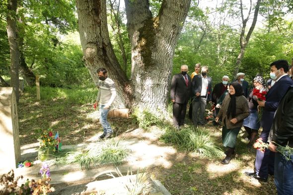 Xaçmazın İcra başçısı Aşağıoba və Aslanoba kəndlərində şəhidlərin məzarını ziyarət edib - FOTO