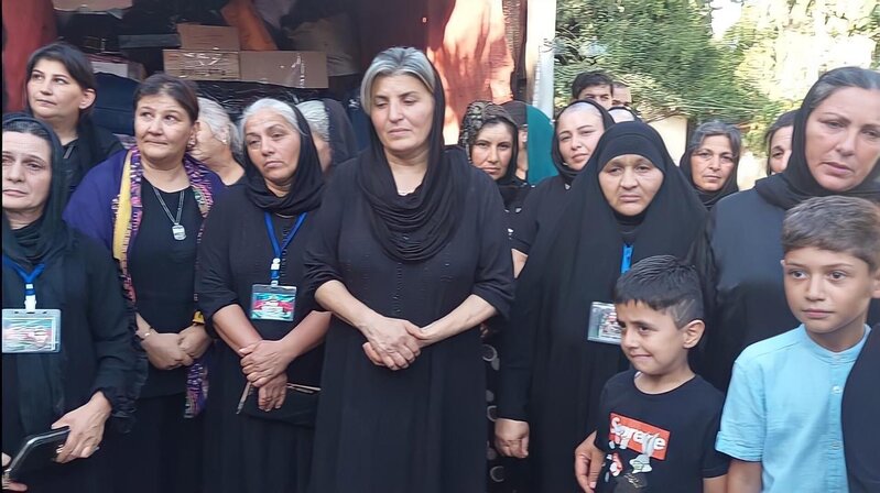 Şəhid anaları işdən çıxarılan icra başçısının evinə gəldi - FOTO - VİDEO
