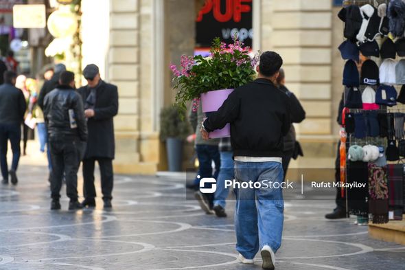 Paytaxtda Sevgililər Günü ab-havası - FOTOREPORTAJ