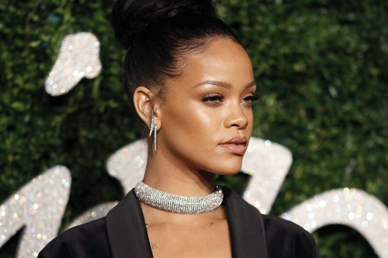 Rihanna ilk dəfə oğlunu göstərdi – VİDEO