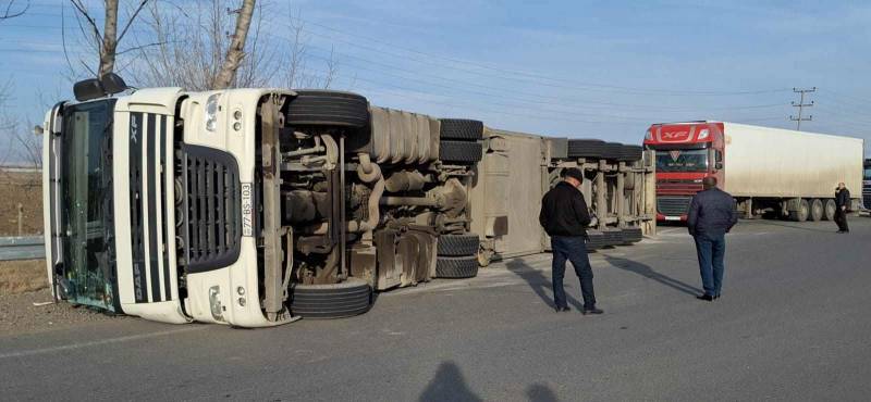 Ağstafada TIR aşdı - FOTO