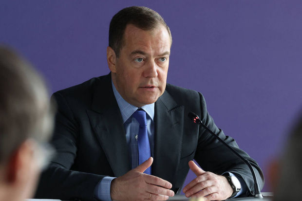 Medvedev Makronu sərt tənqid etdi: 