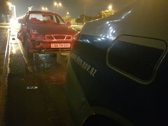 Bakıda 2 avtomobil toqquşub, yolda tıxac yaranıb - VİDEO/FOTO