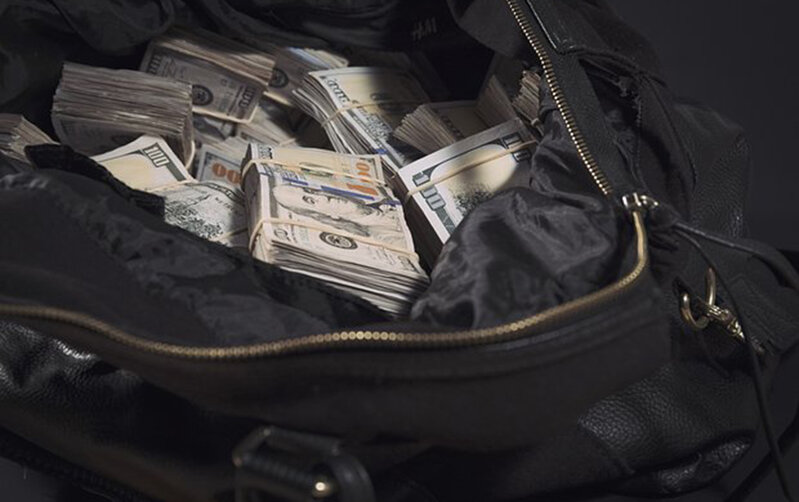 7 yaşlı qız anasına əsəbiləşib 88 min dolları pəncərədən atdı - Moskvada qəribə hadisə