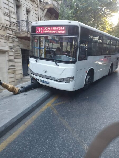 Bakıda sərnişin avtobusu işıq dirəyinə çırpıldı - FOTO