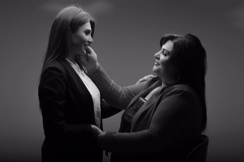 Gözəl aktrisa anası ilə fotolarını paylaşıb