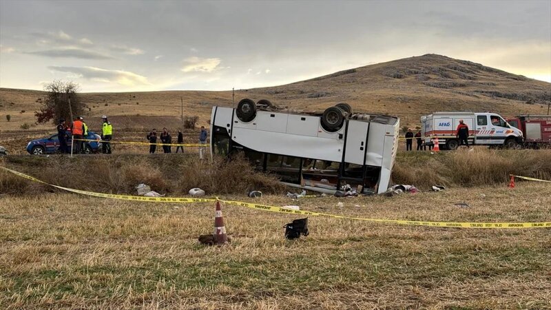 Türkiyədə mikroavtobus aşıb, 20-dən çox insan xəsarət alıb