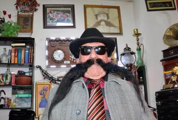 60 ildir bığını kəsmir - FOTO