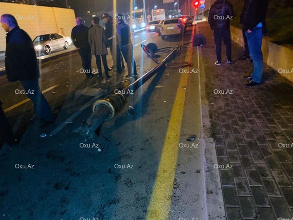 Bakıda sürücü qəza törədərək işıq dirəyini aşırdı - FOTO/VİDEO