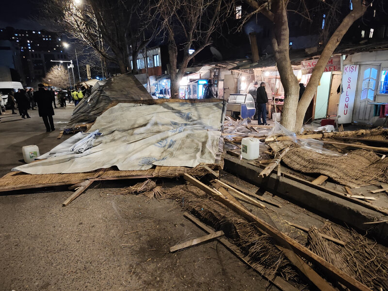 Bakıda 'Ətçilər' kimi tanınan ərazidə yerləşən kafelər və mağazalar sökülür - FOTO