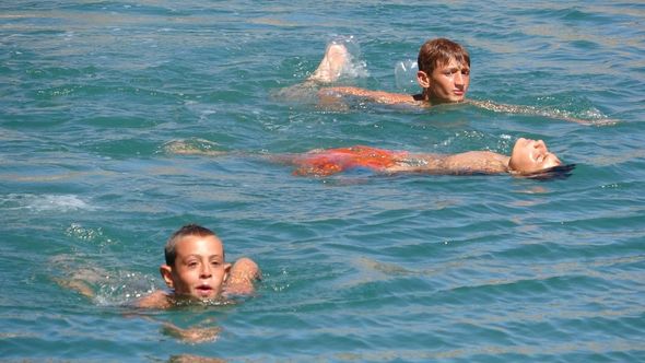 Türkiyədə göldə möcüzə: Suyunda üzənlər qaraşın girib, sarışın çıxırlar - FOTO