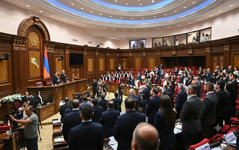 Ermənistan parlamentinin ilk iclası yarımçıq qaldı - Sədr seçilə bilmədi
