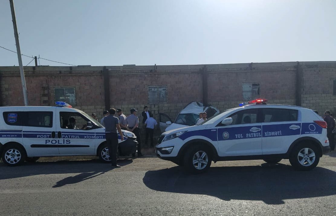 Bakıda lüks avtomobil divara çırpıldı