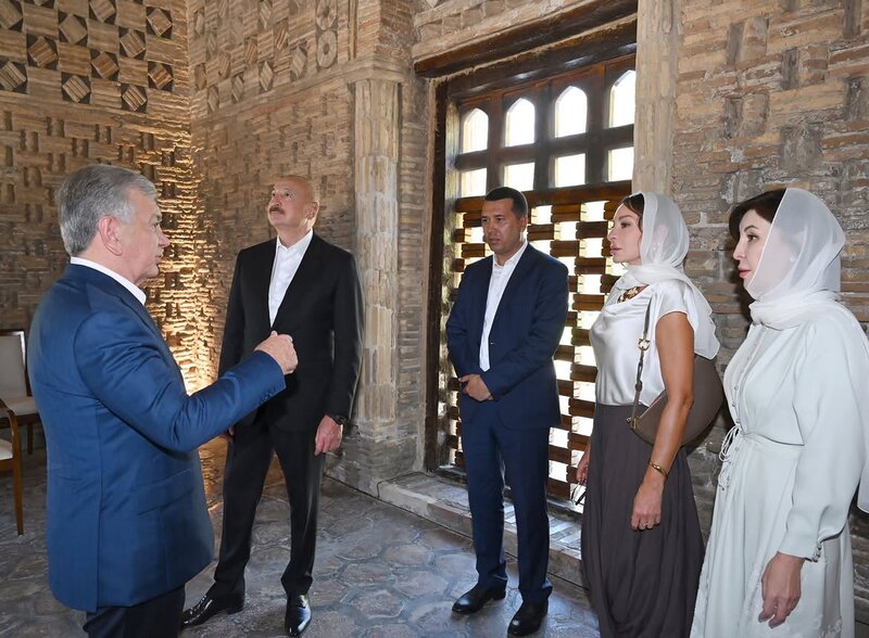 Prezident ailəsinin İsmayıl Samani türbəsindən - Fotoları