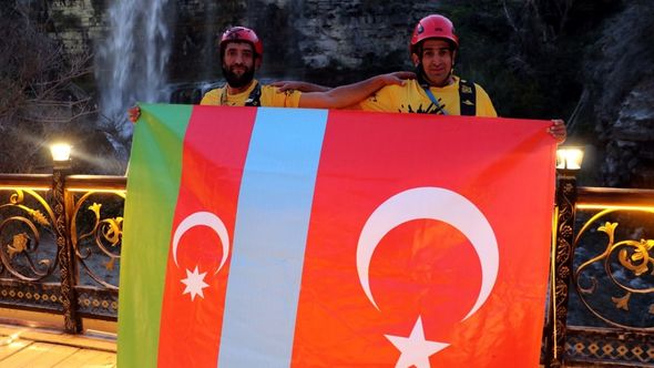 Türkiyəli alpinistlərin UNESCO-nun siyahısında olan şəlalədən Azərbaycana dəstəyi - FOTO/VİDEO