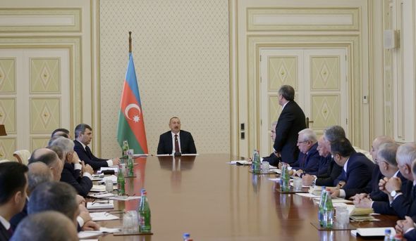 İlham Əliyevin yanında müşavirə keçirilib - FOTO
