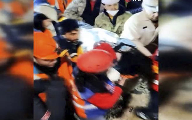209 saat sonra ata və qızı dağıntılar altından SAĞ ÇIXARILDI