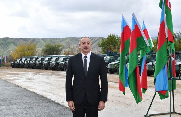 Zəngilanda İlham Əliyevə zirehli texnikalar və silahlar təqdim olundu - FOTO