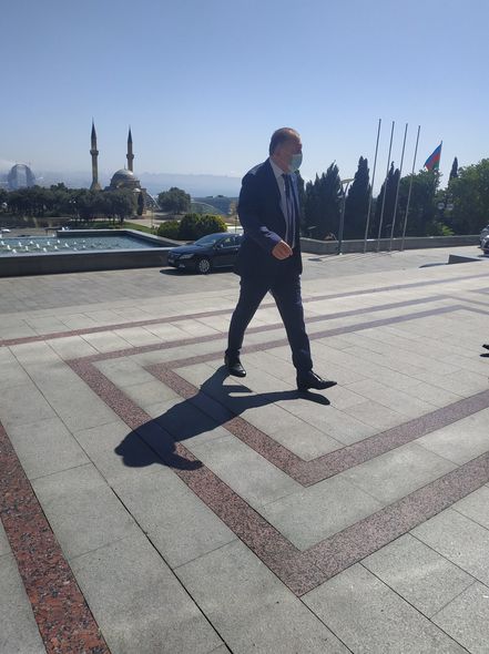 Parlamentdən REPORTAJ: Polis saxlayan şəxs özünü deputatın bacısı oğlu kimi qələmə verib - FOTO