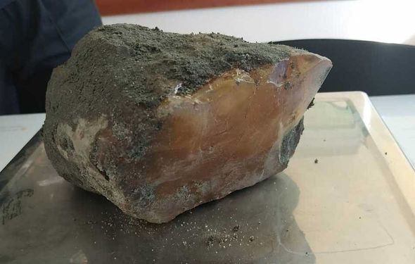 Buldozer sürücüsü 1,3 kq-lıq kəhrəba tapdı – FOTO