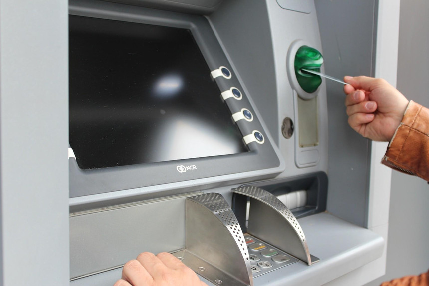 Bakıda yeniyetmə bankomatdan 5 547 manat pul çıxardaraq oğurladı