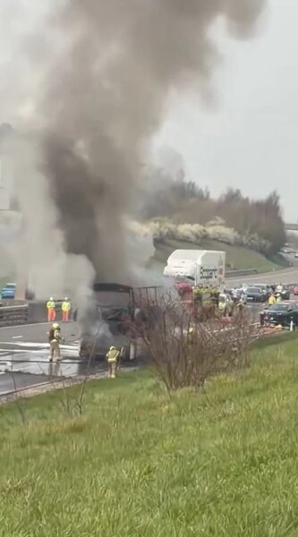 Azarkeşləri daşıyan avtobus yolda yanıb kül oldu - FOTOLAR