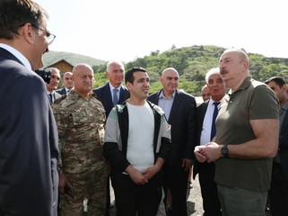 Dövlət başçısı Laçın şəhərinə qayıdan əhali ilə görüşüb, evlərin açarlarını onlara təqdim edib - FOTOLAR