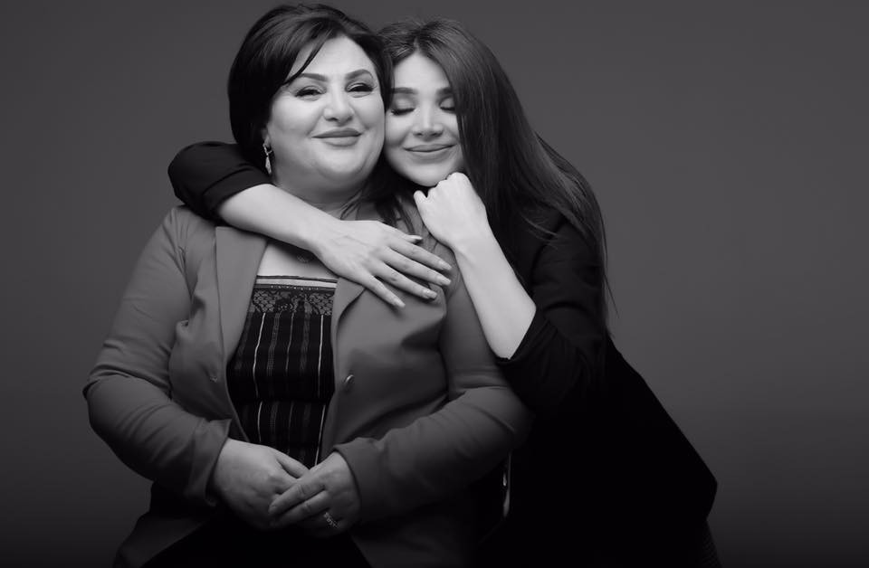 Gözəl aktrisa anası ilə fotolarını paylaşıb