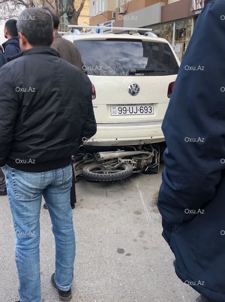 Bakıda ağır qəza: Motosiklet "Volkswagen"lə toqquşdu - FOTO
