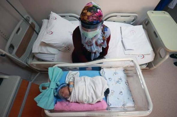 Yeni doğulan körpələri koronavirusdan qorumaq üçün maraqlı üsul - FOTO