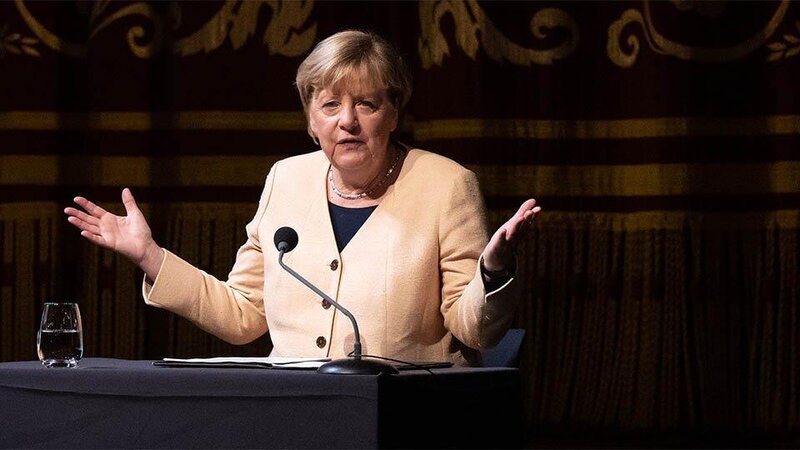 Merkel məşhur fotonun sirrini açdı