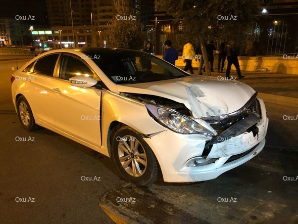 Yüksək sürətlə gələn avtomobil "Statistika" dairəsində qəza törətdi – FOTO/VİDEO