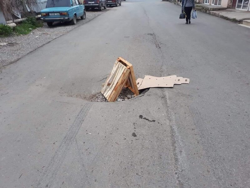 Qazaxda yeni çəkilən yol çökdü 