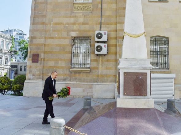 İlham Əliyev Azərbaycan Xalq Cümhuriyyətinin şərəfinə ucaldılmış abidəni ziyarət etdi - FOTO/VİDEO