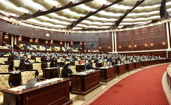 Parlamentdən REPORTAJ: Polis saxlayan şəxs özünü deputatın bacısı oğlu kimi qələmə verib - FOTO