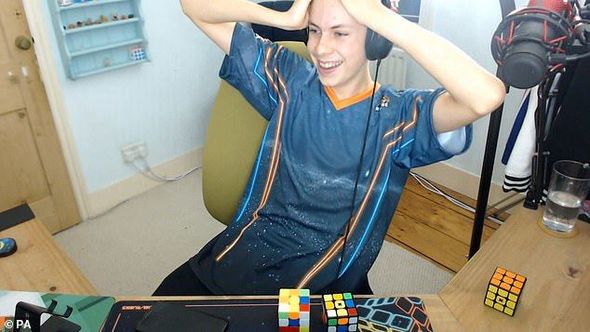"Rubik kubu"nu cəmi 17 saniyəyə yığan gənc qalib gəldi - FOTO/VİDEO