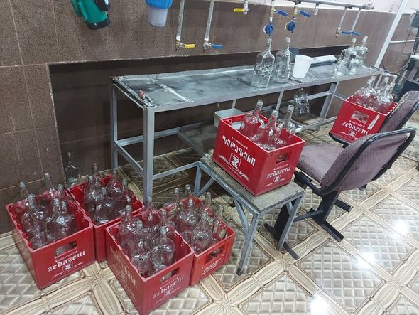 Qanunsuz fəaliyyət göstərən limonad və spirtli içkilərin istehsalı müəssisəsi aşkarlandı - FOTO