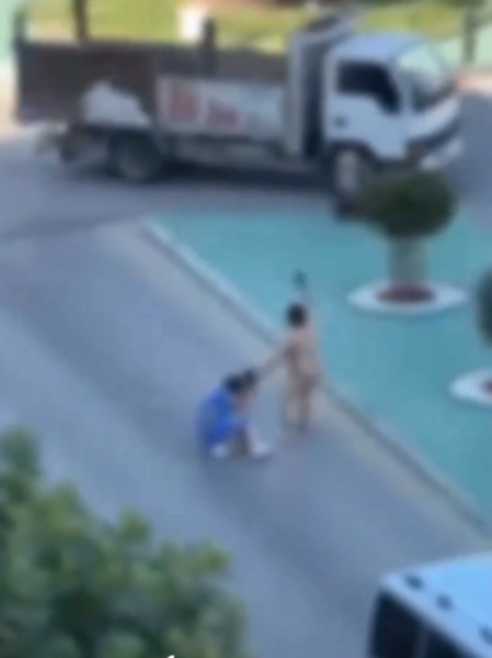 Çılpaq qadın küçədə insanlara hücum etdi – Hadisə anı kameralara düşdü - FOTOlar