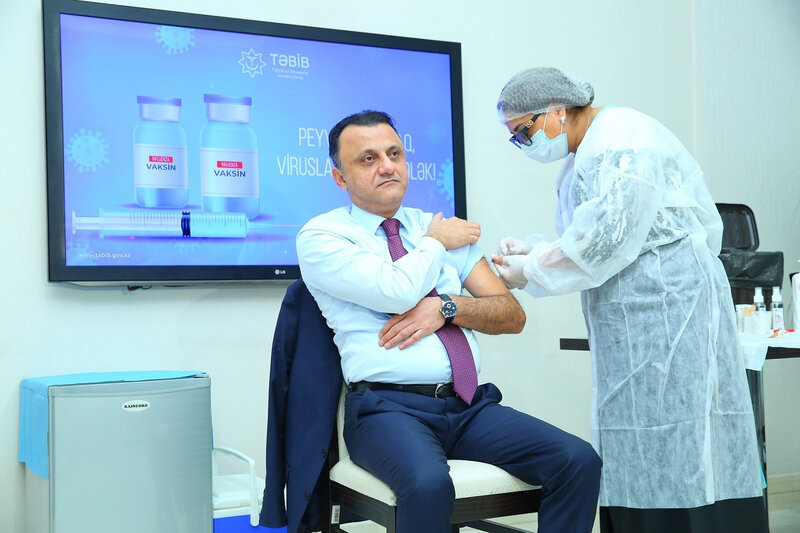 TƏBİB-in İcraçı direktoru qripə qarşı vaksin olundu - FOTO