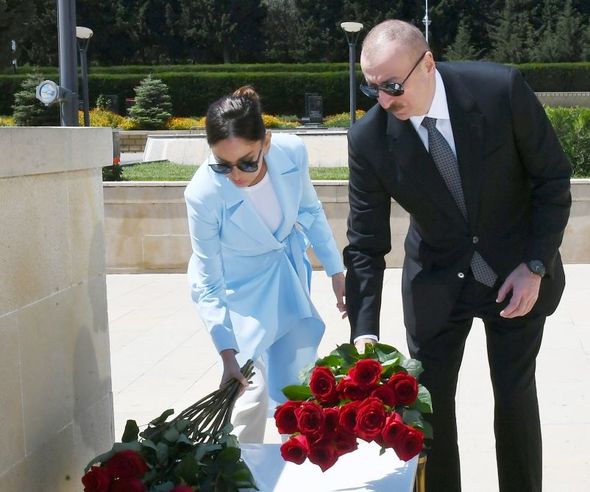 İlham Əliyev və Mehriban Əliyeva Həzi Aslanovun məzarını ziyarət ediblər - YENİLƏNİB + FOTO/VİDEO