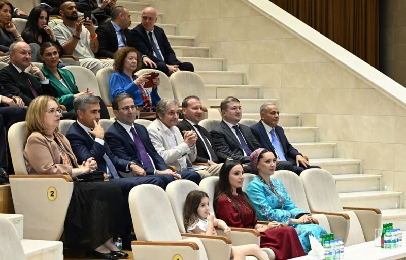 Leyla Əliyeva Arkadağ şəhərində əfsanəvi 'Galkynyş' milli atüstü oyunlar qrupunun çıxışını izləyib