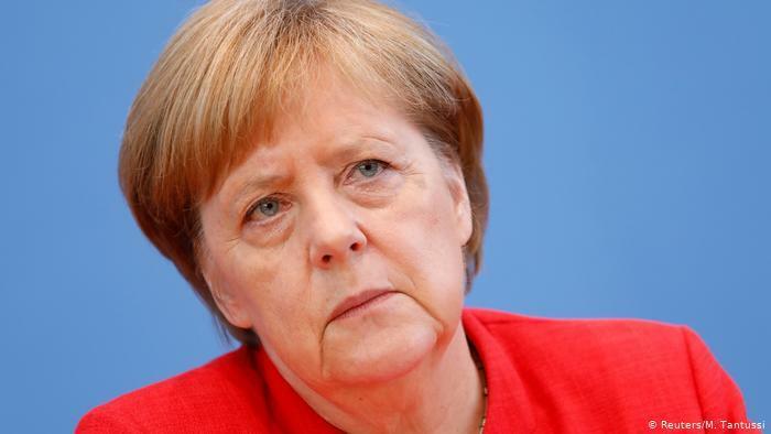 Angela Merkel konfransda yıxılıdı - VİDEO
