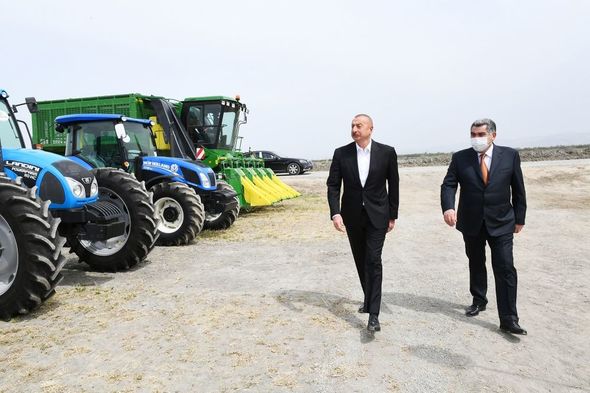 İlham Əliyev pambıq tarlasında səpin prosesini izlədi - YENİLƏNİB+FOTO/VİDEO