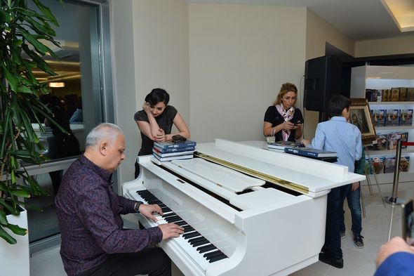 "Xalq Bank" Tağı Tağıyevin bədii albomunu təqdim etdi - FOTO