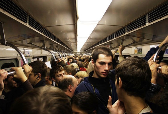 Bakı metrosunda yenə nasazlıq yarandı: Qatar gecikdi