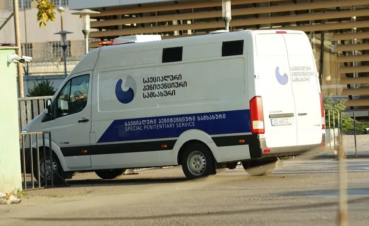 Məhbus özünü güllələdi