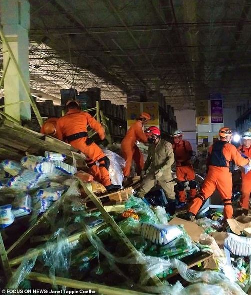 Supermarketdə rəflər "domino effekti" ilə aşdı: Ölən və yaralananlar var - ANBAAN VİDEO